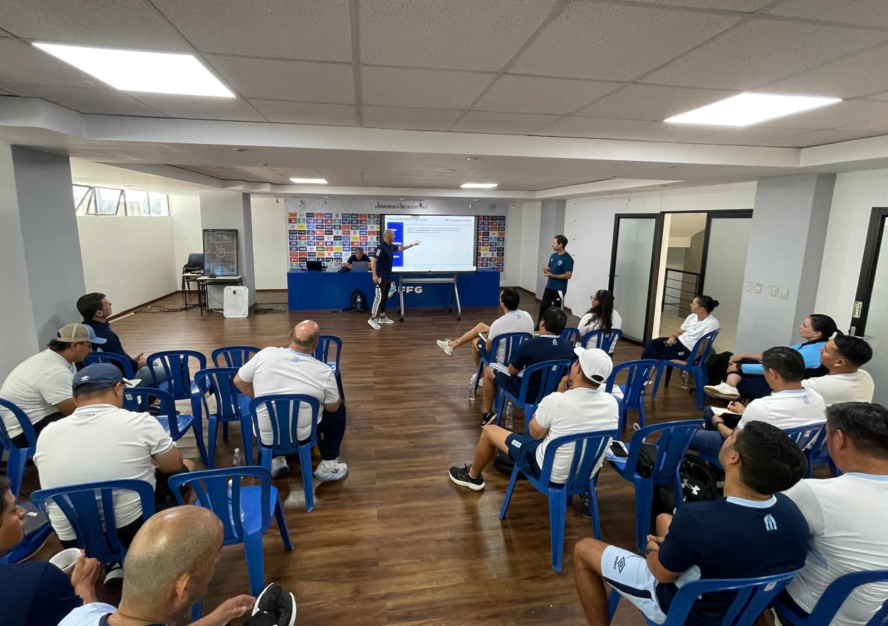 Entrenadores y personal tecnico durante una de las sesiones del taller FIFA para selecciones juveniles de Guatemala