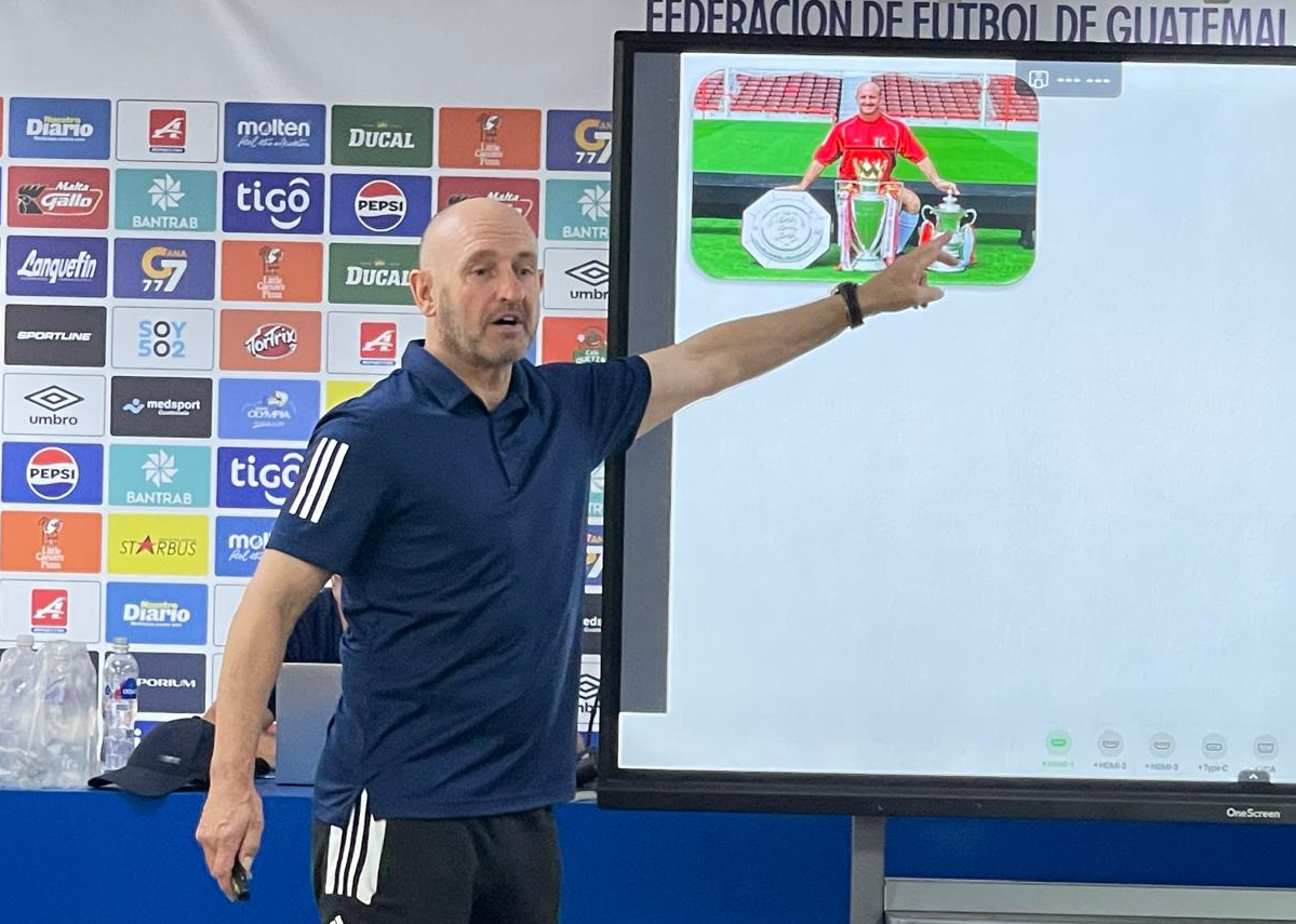 Vista general de una ponencia del taller FIFA para entrenadores juveniles en Guatemala