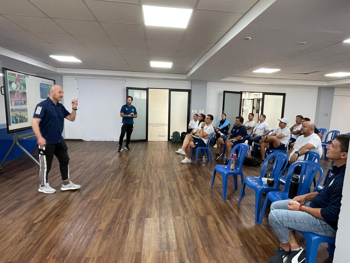 Expositor del taller FIFA durante una practica de capacitacion para entrenadores de selecciones juveniles