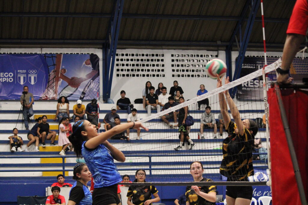 Acción de juego durante el Campeonato Nacional Juvenil Femenino de voleibol