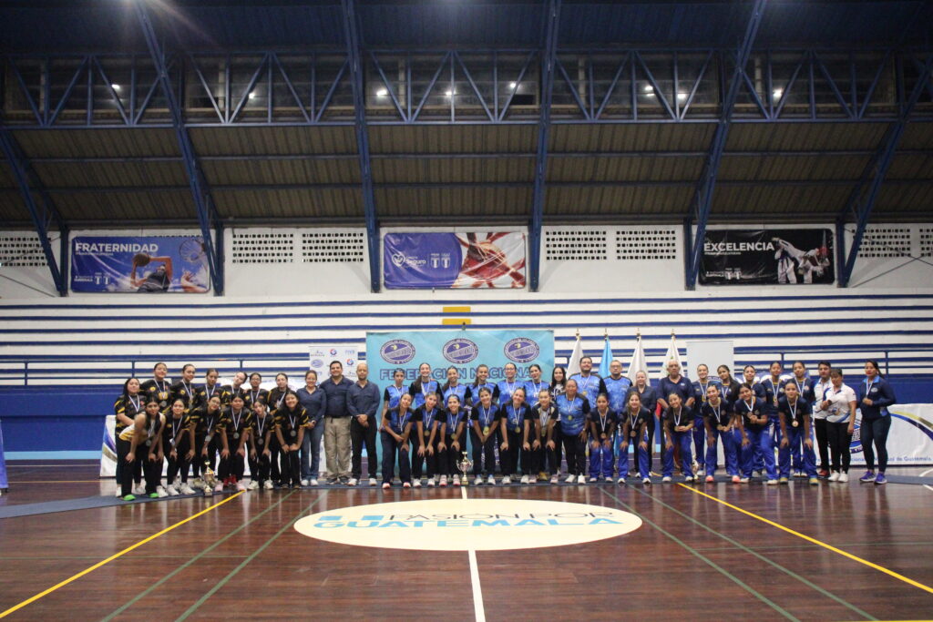 Jugadoras disputan la final del Campeonato Nacional Juvenil Femenino de voleibol en Jalapa