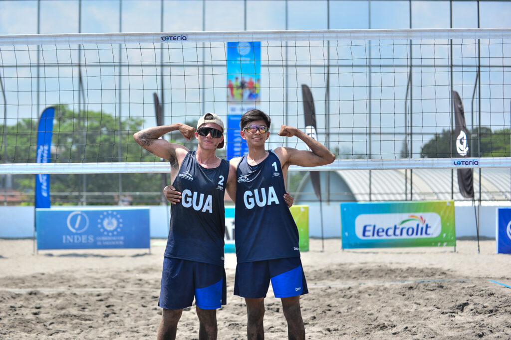 Manuel Estrada y Robin Oliva durante el Centroamericano de voleibol de playa Sub-19