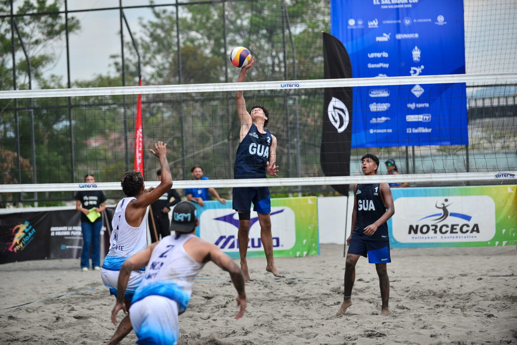 Joseph Godoy y Josue Rodriguez durante la final Sub-17 masculina de voleibol de playa