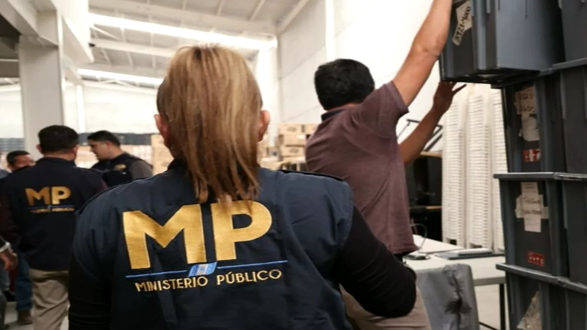 Personal del Ministerio Público durante una inspección en bodega de evidencias