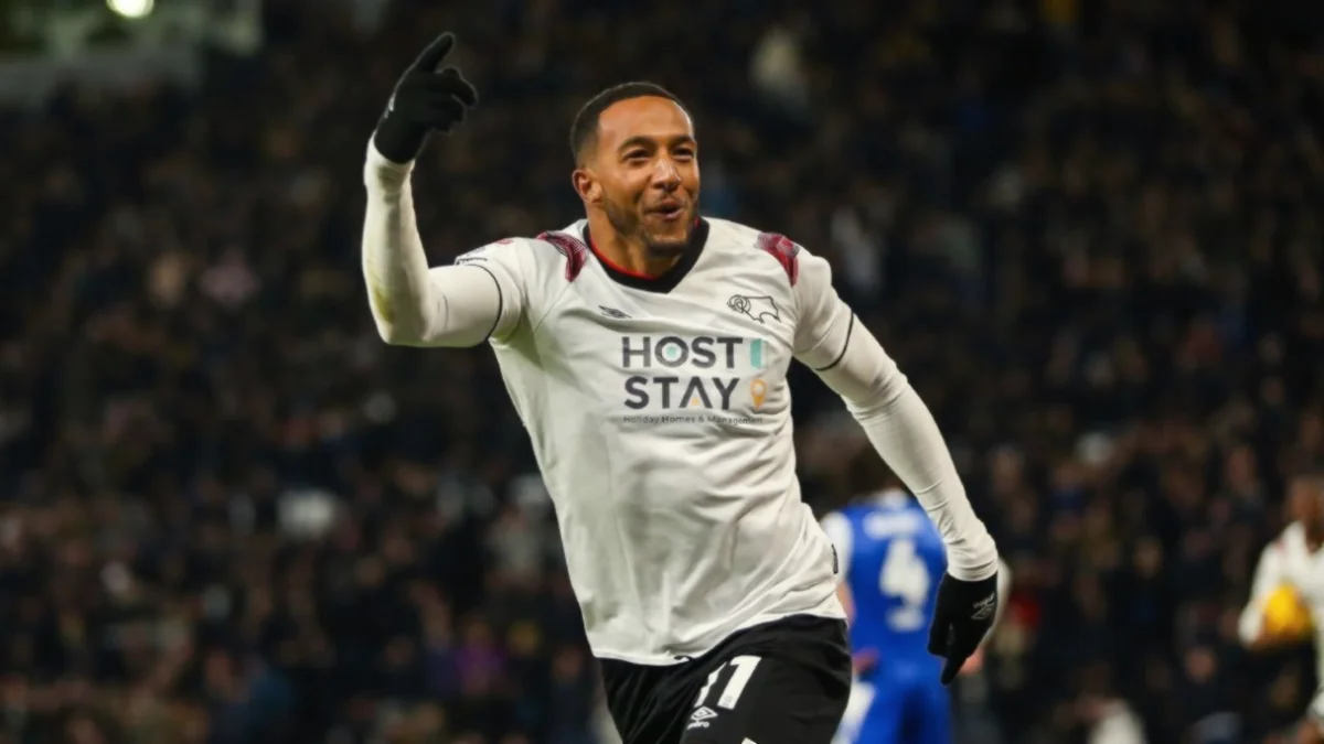 Nathaniel Méndez-Laing celebra con el MK Dons tras lograr el ascenso a la League One.