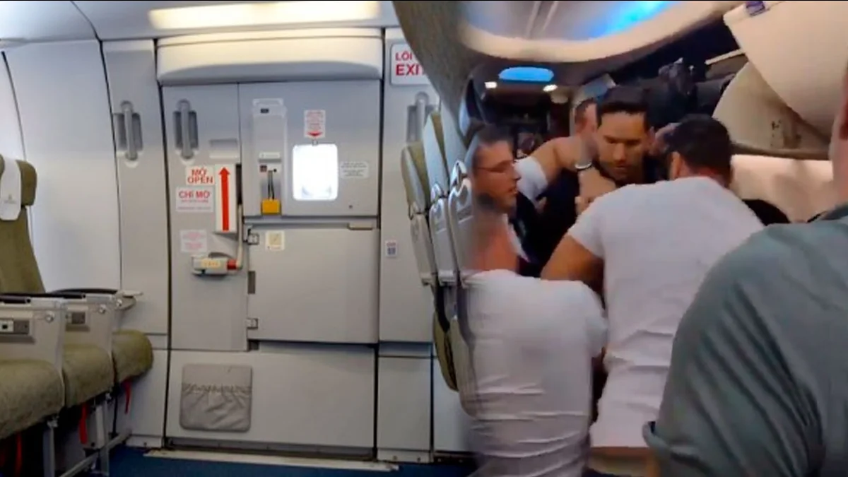 Pasajero intentó abrir puerta de avión en vuelo a Guatemala y provocó aterrizaje de emergencia