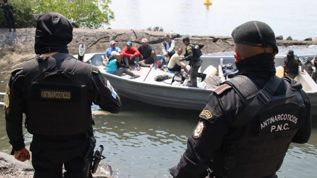 PNC y Marina interceptan embarcación con seis presuntos narcotraficantes