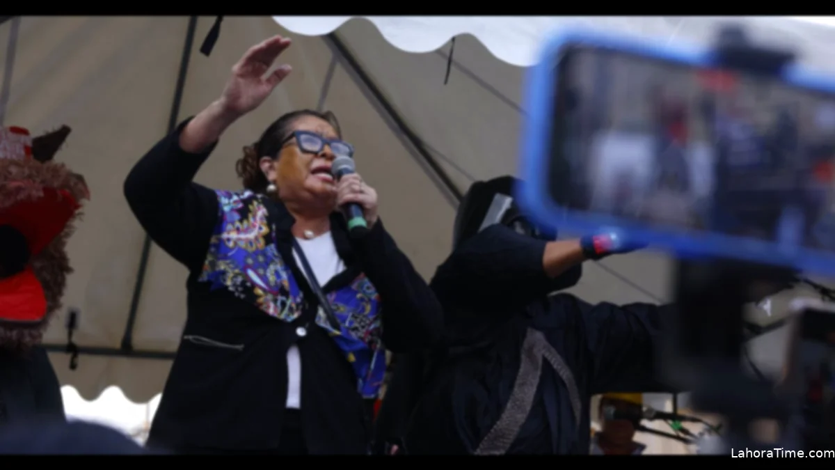 Activista parodia a Consuelo Porras en celebración frente al MP