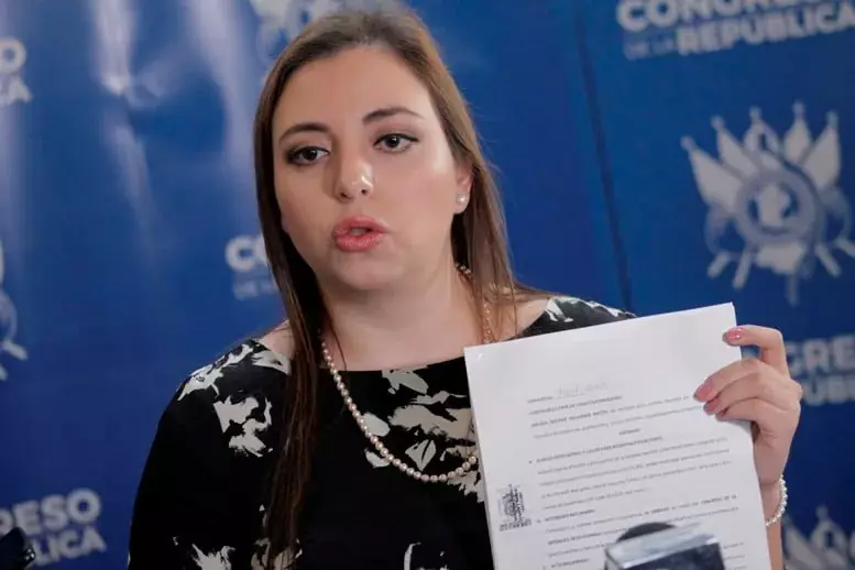 Andrea Villagrán presenta querella contra integrantes de la UNE por asociación ilícita