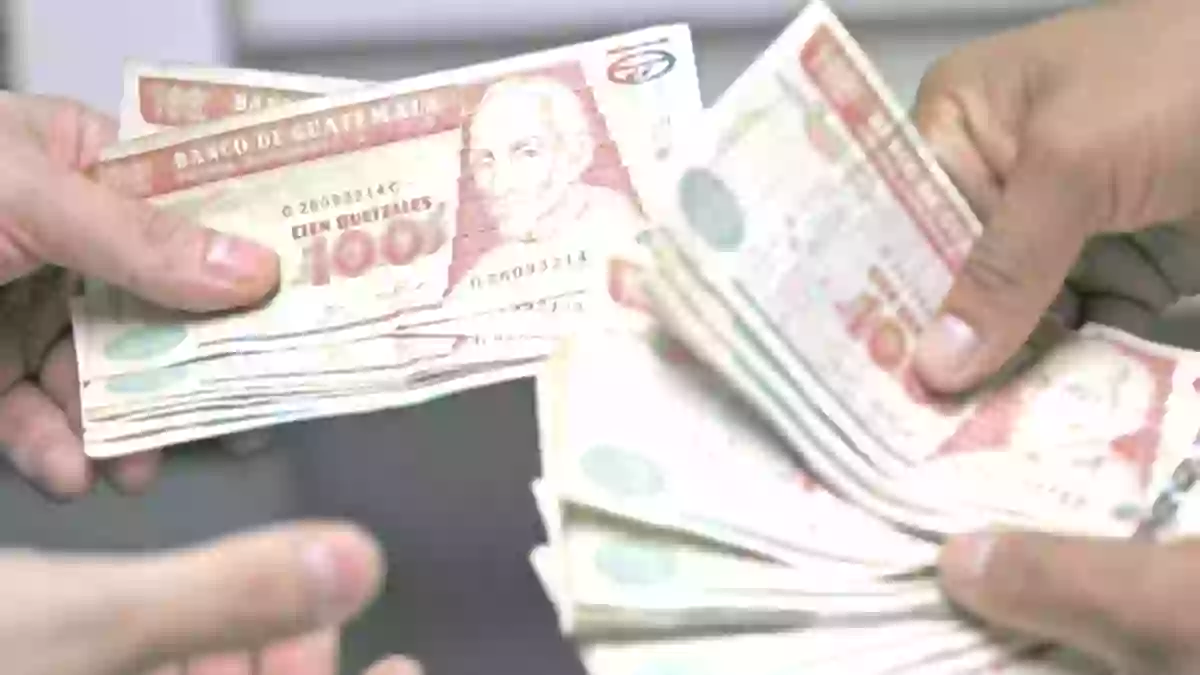 Billetes de quetzales guatemaltecos representando el pago del Bono 14