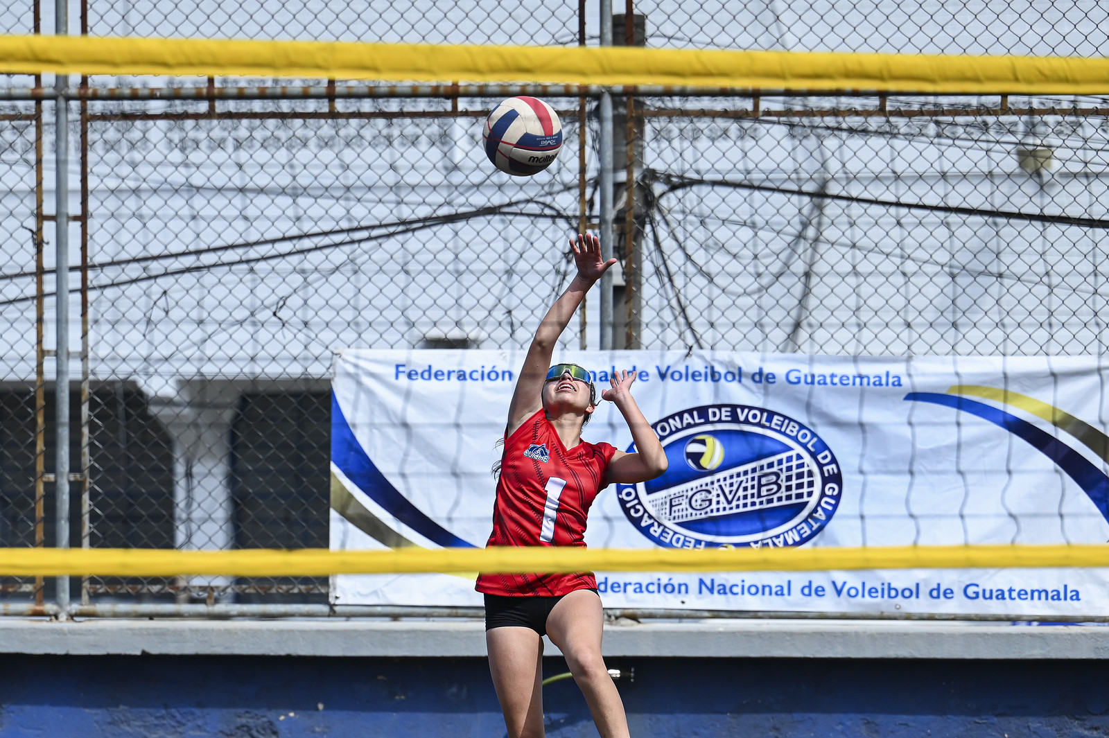 Accion de una jugadora durante el Campeonato Nacional Juvenil e Infanto Juvenil de voleibol de playa