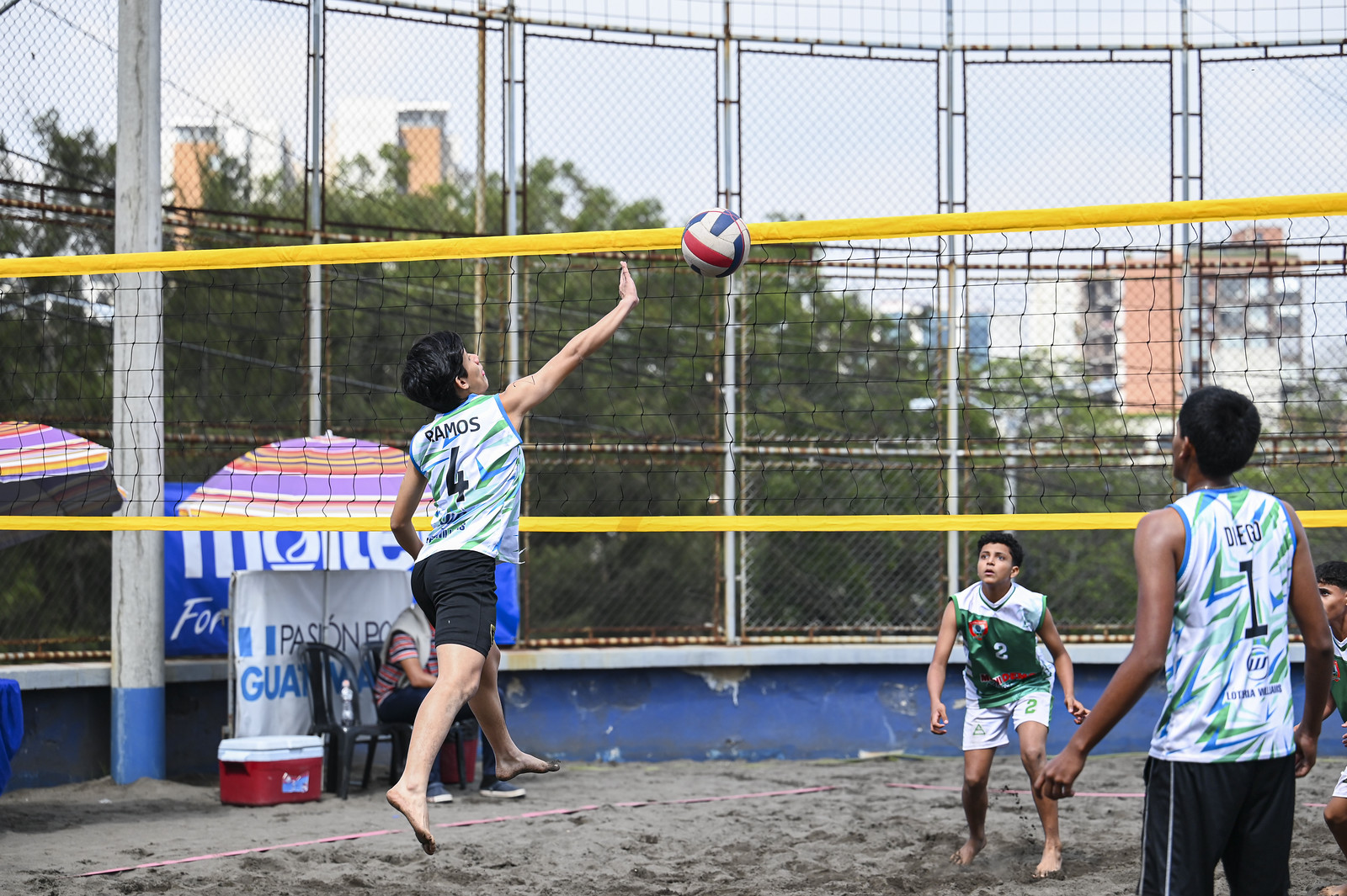 Servicio durante un partido femenino del Nacional Juvenil e Infanto Juvenil de voleibol de playa