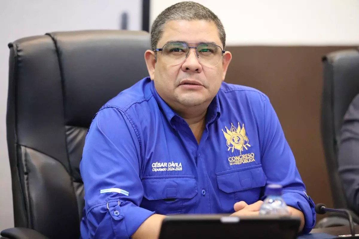 César Dávila fiscaliza Mercado El Guarda paralizado y advierte denuncias por contratos del FSS