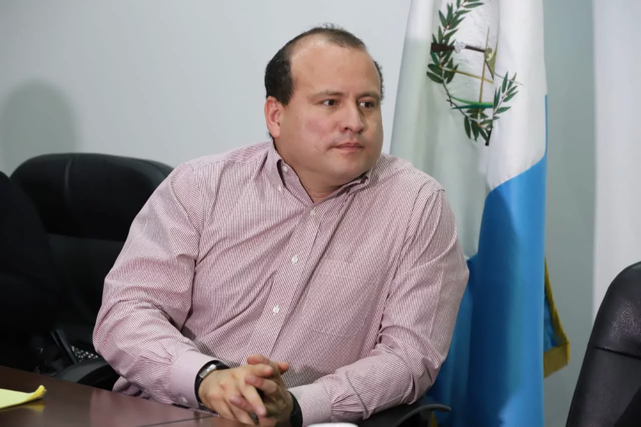 Diputado Cristian Álvarez denuncia anomalías en registro de medicamentos del IGSS