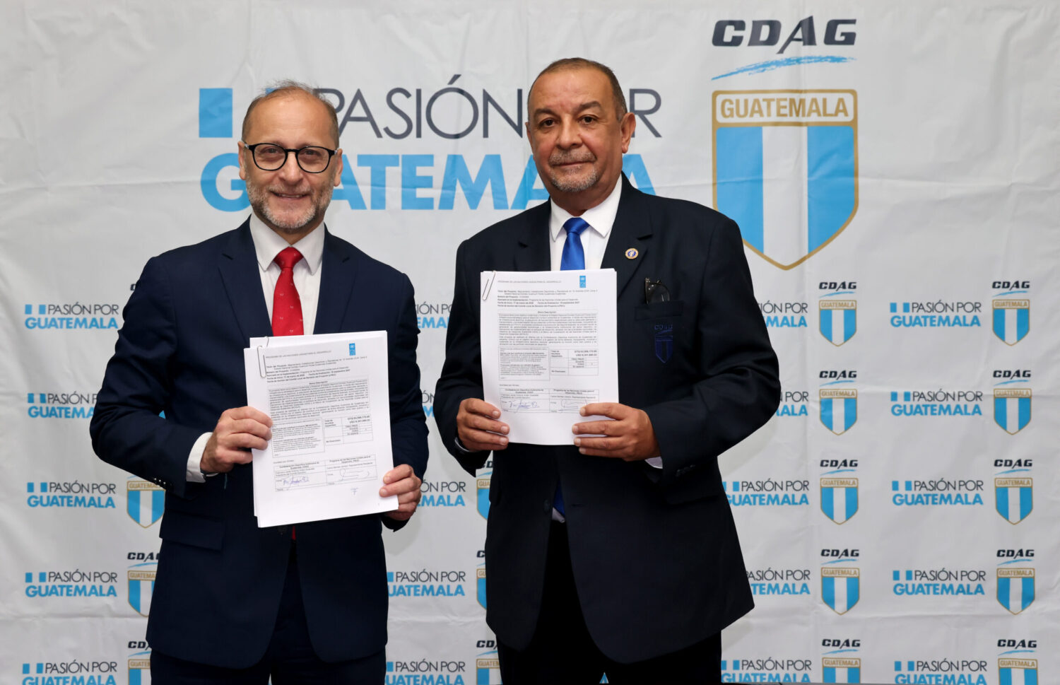 Representantes de CDAG y PNUD durante la firma del convenio de marzo de 2026 para el estadio Doroteo Guamuch Flores