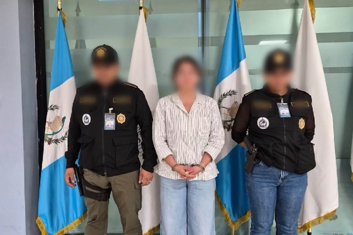 Juez anula captura y libera a exvicecónsul señalada de parricidio