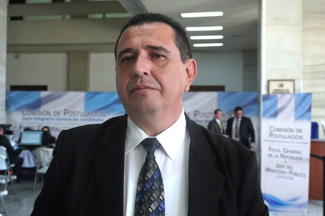 Fiscal general Gabriel García Luna durante entrevista sobre casos de expresidentes