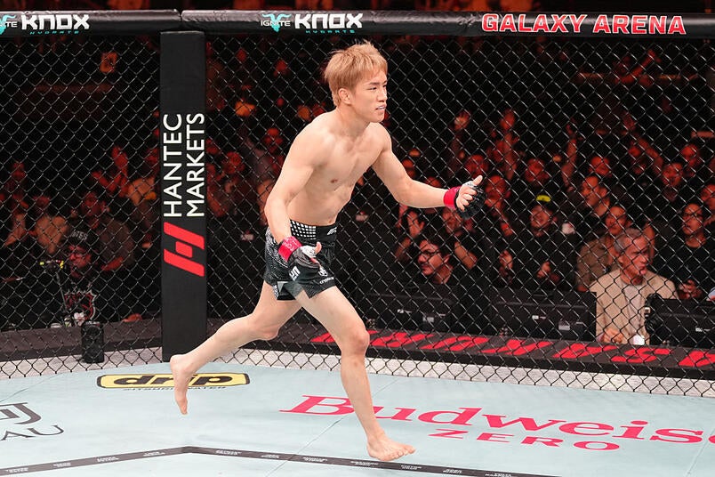 Kai Asakura celebra su victoria en UFC Macau 2026