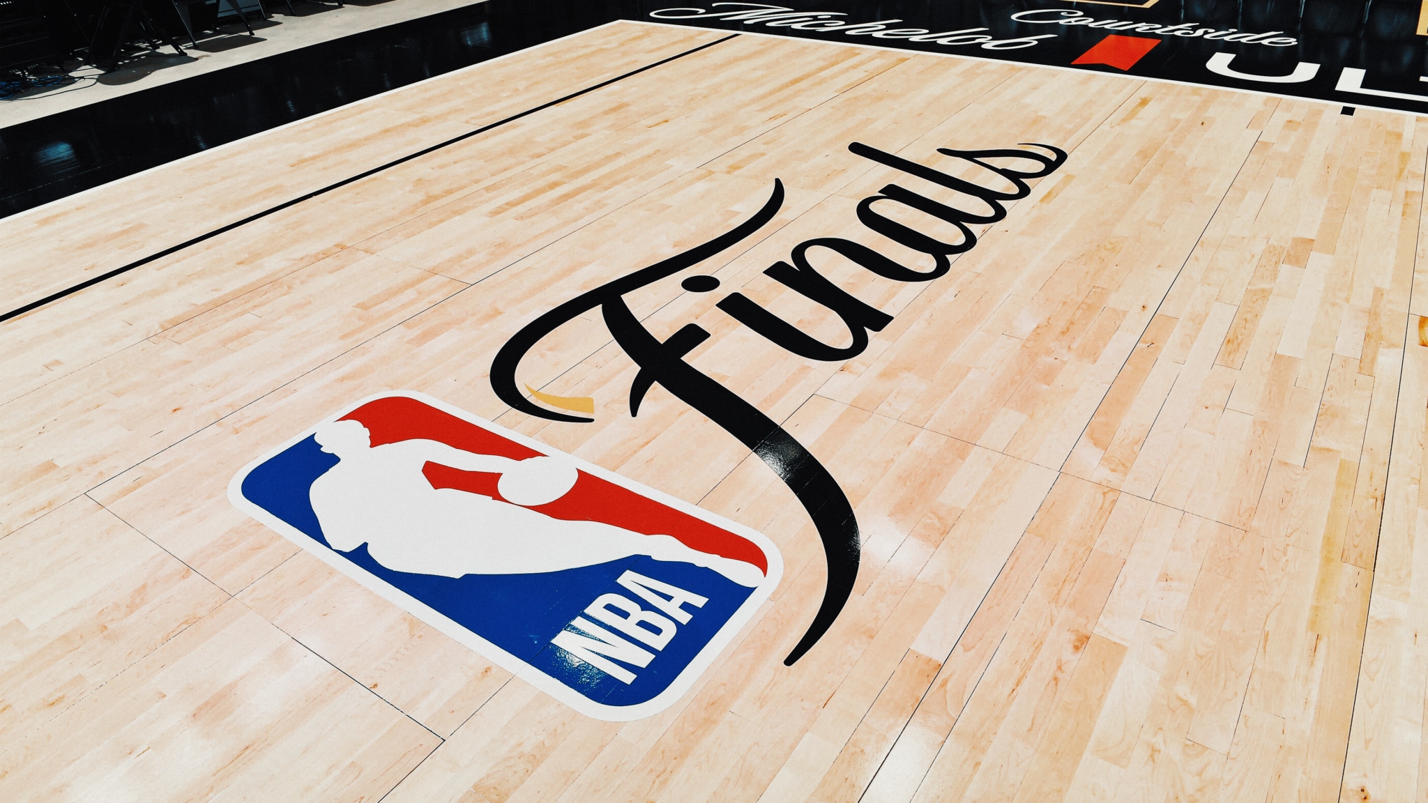 Detalle oficial de la cancha de las Finales NBA 2026 con la integracion de texto y marca del anfitrion