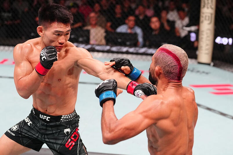 Song Yadong conecta golpes sobre Deiveson Figueiredo durante UFC Macau 2026