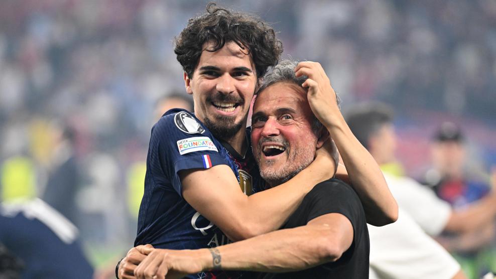 Vitinha y Luis Enrique se abrazan tras la final de la Champions League 2026
